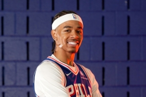 詹姆斯冲撞22号秀引热议！菲隆训练营初体验：这就是NBA！